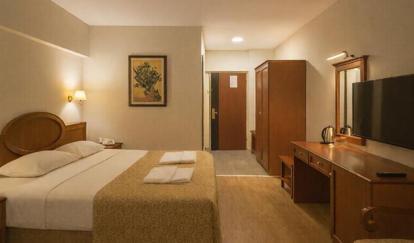 En fazla 3 yetişkin + 1 çocuk + 1 bebek (0-2 yaş) veya 2 yetişkin + 1 çocuk + 1 bebek (0-2 yaş).