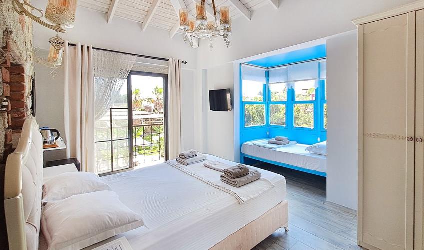 En fazla 3 yetişkin + 1 bebek (0-2 yaş).