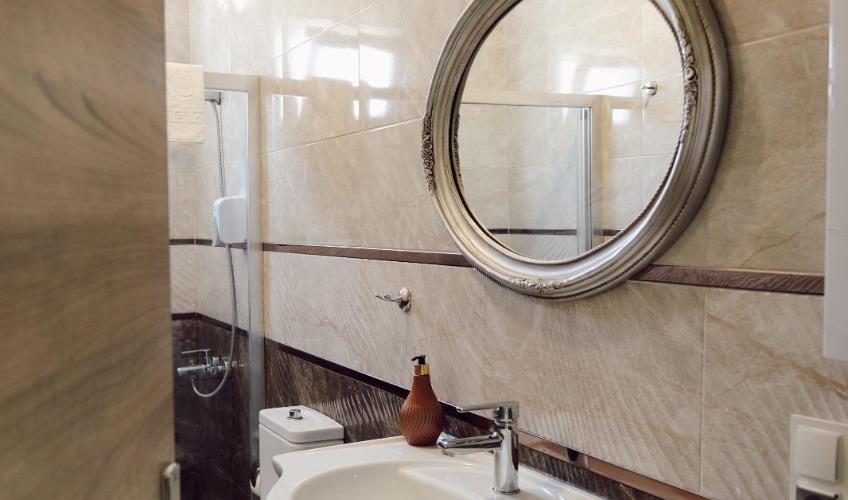 En fazla 3 yetişkin veya 2 yetişkin + 1 çocuk.