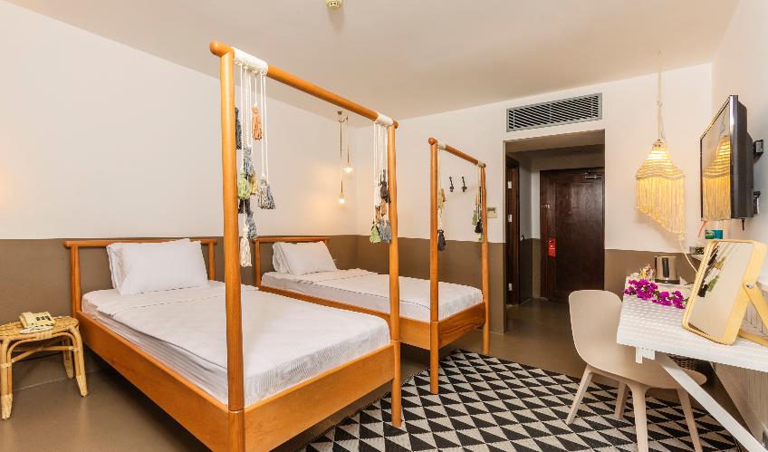 En fazla 3 yetişkin.