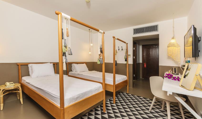 En fazla 3 yetişkin.