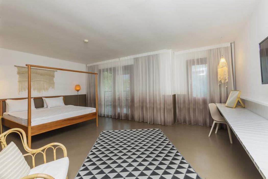 En fazla 3 yetişkin.