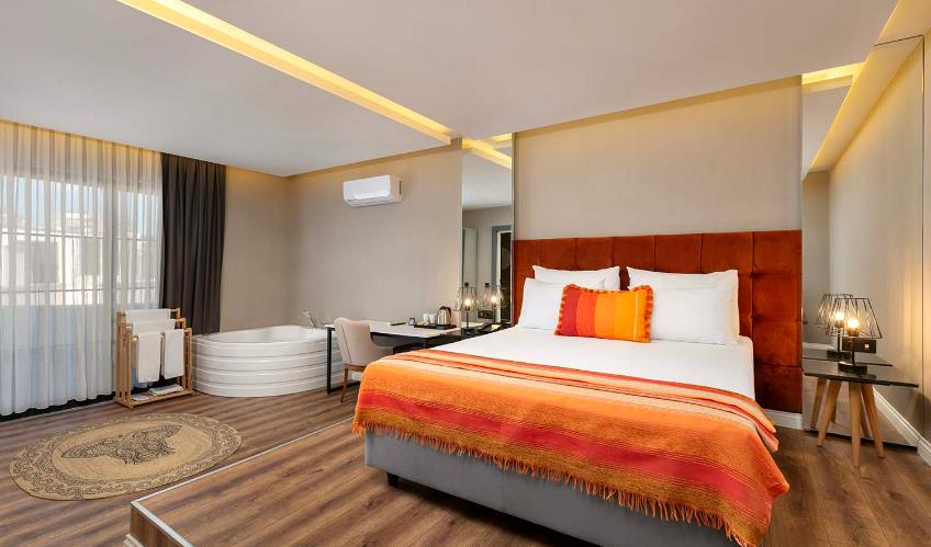 En fazla 2 yetişkin + 1 bebek (0-2 yaş).