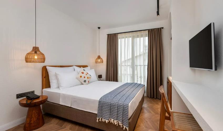 En fazla 2 yetişkin + 1 bebek (0-2 yaş).