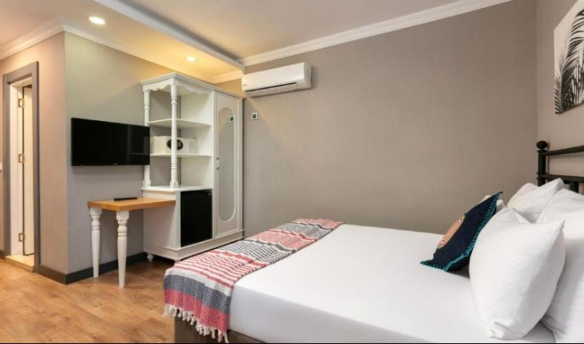 En fazla 2 yetişkin + 1 bebek (0-2 yaş).