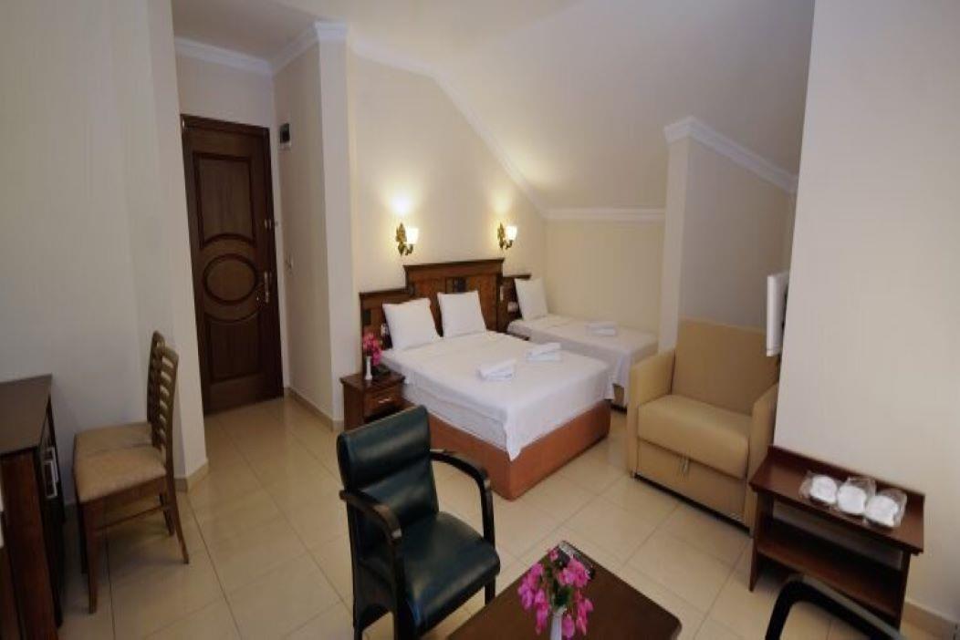 En az 3 yetişkin, En fazla 4 yetişkin veya 3 yetişkin + 1 çocuk.