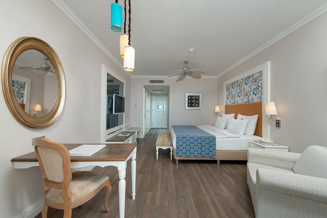 En fazla 3 yetişkin + 1 bebek (0-2 yaş) veya 2 yetişkin + 1 çocuk + 1 bebek (0-2 yaş).