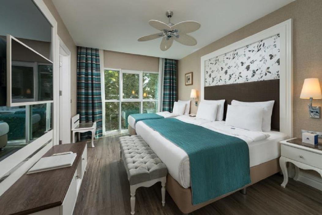 En az 2 yetişkin, En fazla 4 yetişkin.