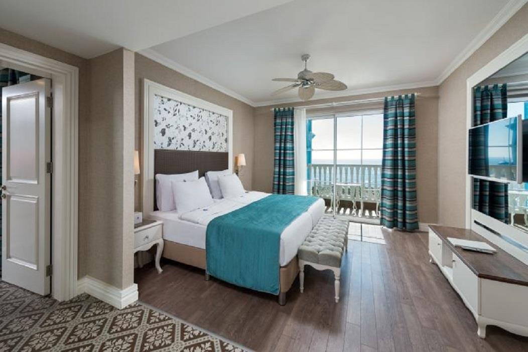 En az 3 yetişkin, En fazla 5 yetişkin.