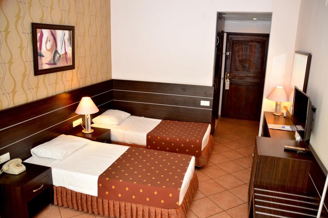 En fazla 3 yetişkin veya 2 yetişkin + 1 çocuk.