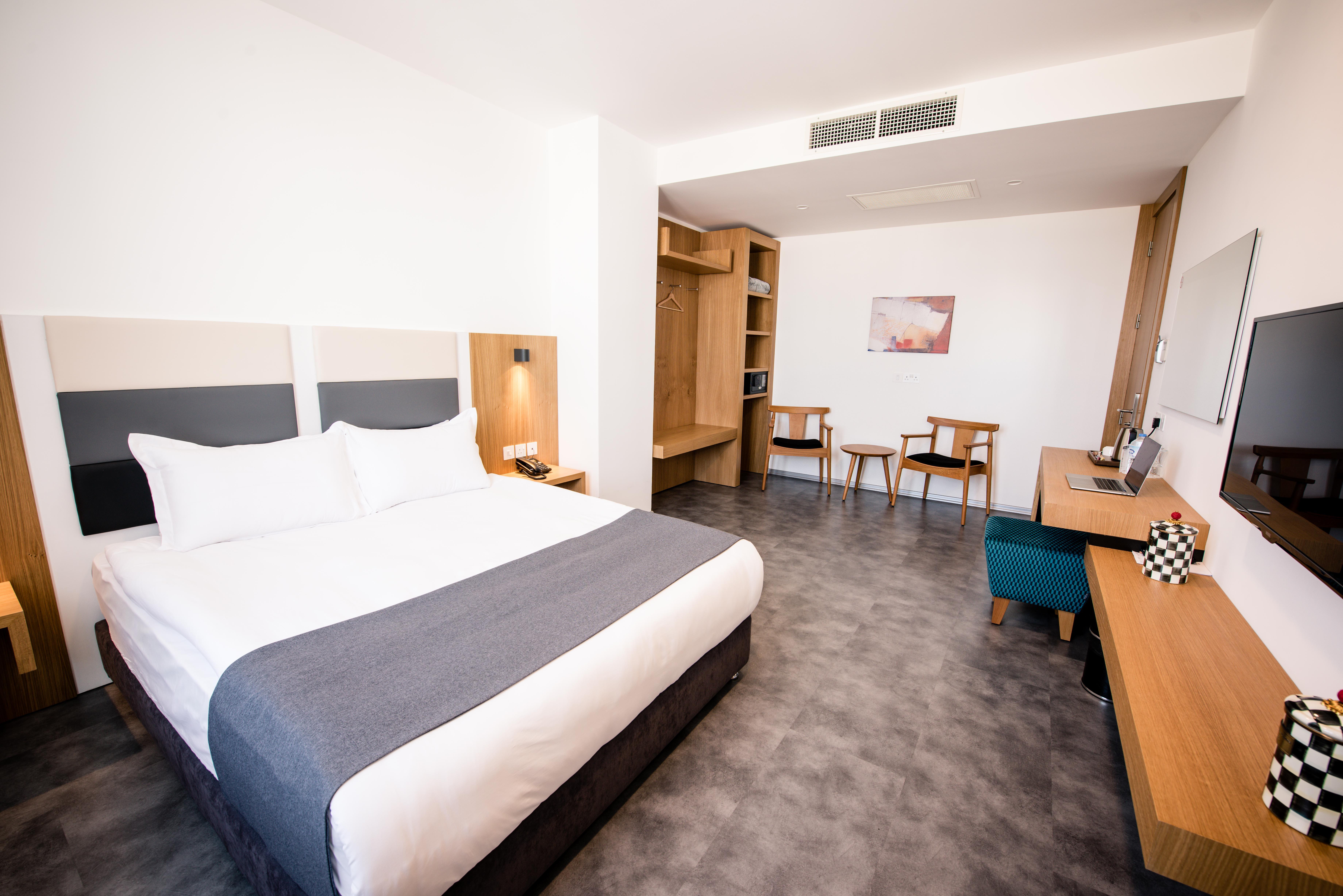 En fazla 3 yetişkin veya 2 yetişkin + 1 çocuk.