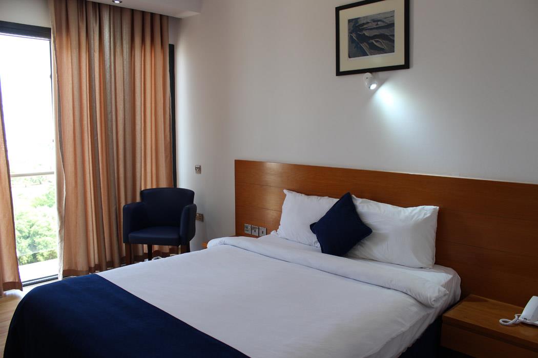 En fazla 3 yetişkin veya 2 yetişkin + 1 çocuk.