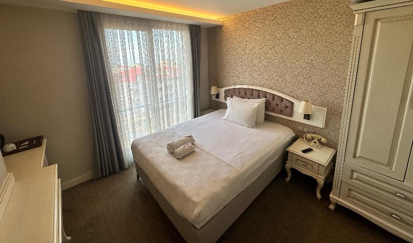 En fazla 1 yetişkin.