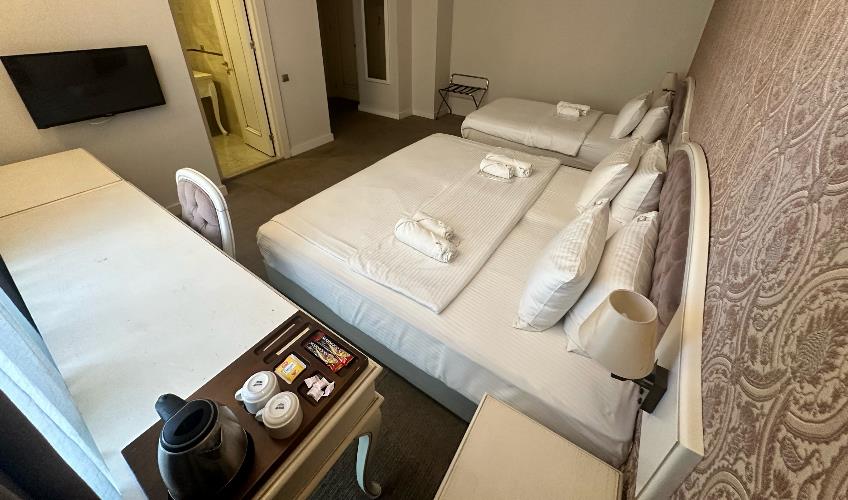 En fazla 3 yetişkin.