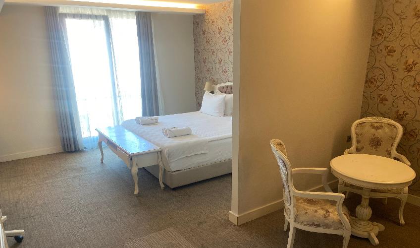 En fazla 2 yetişkin + 1 çocuk + 1 bebek (0-2 yaş) veya 1 yetişkin + 1 çocuk + 1 bebek (0-2 yaş).