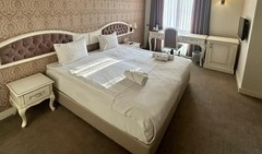 En fazla 2 yetişkin + 1 çocuk + 1 bebek (0-2 yaş) veya 1 yetişkin + 1 çocuk + 1 bebek (0-2 yaş).