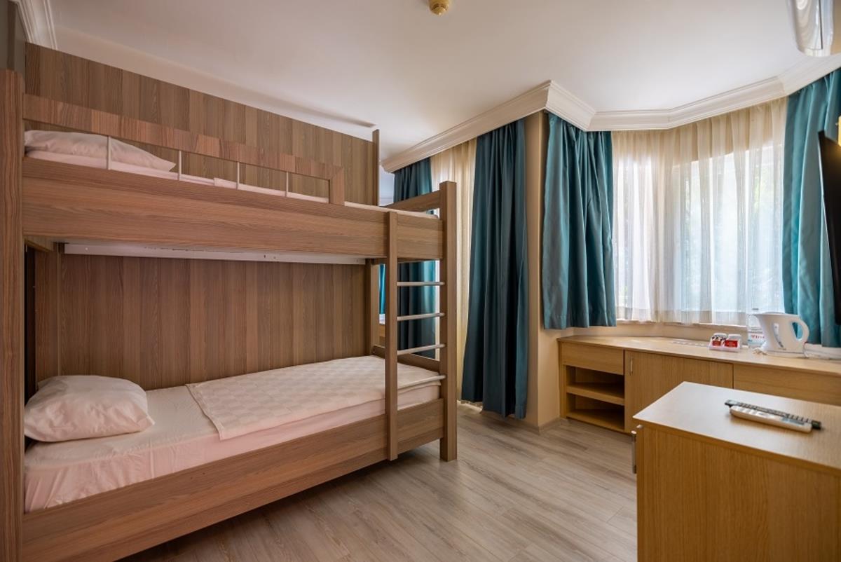 En fazla 3 yetişkin veya 2 yetişkin + 2 çocuk.