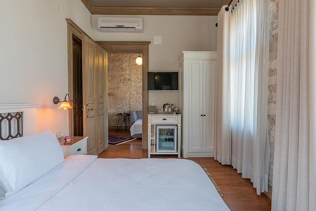 En fazla 3 yetişkin.