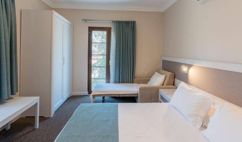 En fazla 3 yetişkin.