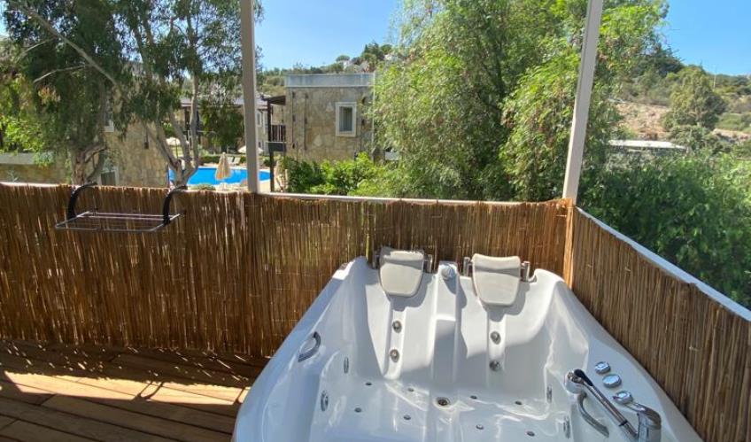 En fazla 2 yetişkin + 1 bebek (0-2 yaş).