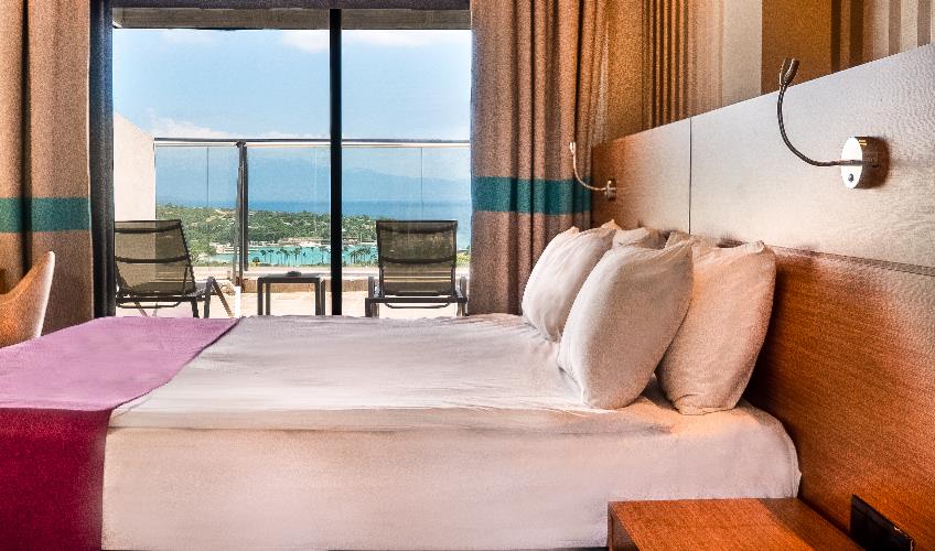 En fazla 2 yetişkin + 1 bebek (0-2 yaş).