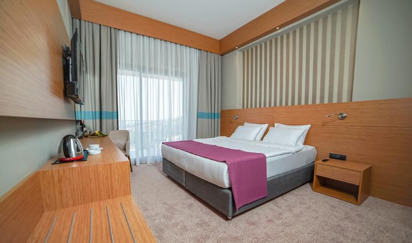 En fazla 2 yetişkin + 1 çocuk + 1 bebek (0-2 yaş) veya 1 yetişkin + 1 çocuk + 1 bebek (0-2 yaş).