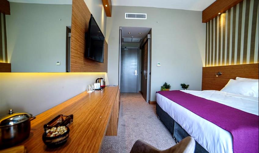 En fazla 2 yetişkin + 1 çocuk + 1 bebek (0-2 yaş) veya 1 yetişkin + 1 çocuk + 1 bebek (0-2 yaş).