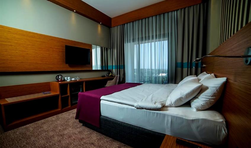 En fazla 2 yetişkin + 1 çocuk + 1 bebek (0-2 yaş) veya 1 yetişkin + 1 çocuk + 1 bebek (0-2 yaş).