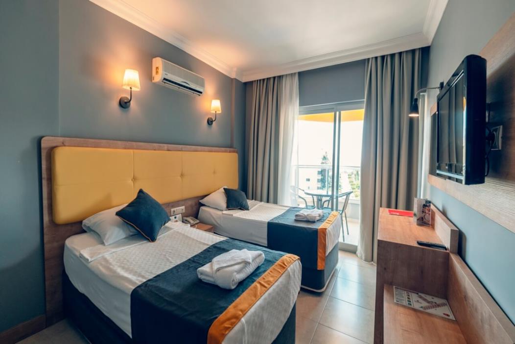 En fazla 3 yetişkin veya 2 yetişkin + 1 çocuk.