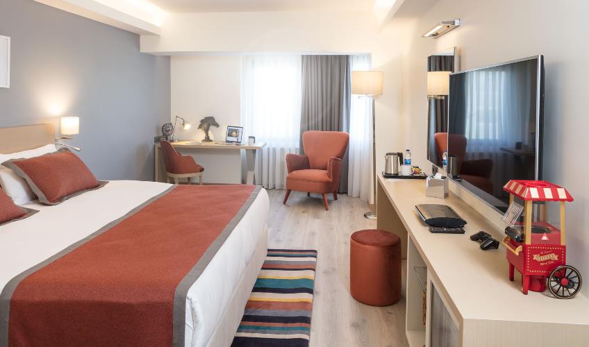 En fazla 2 yetişkin + 1 çocuk + 1 bebek (0-2 yaş) veya 1 yetişkin + 2 çocuk + 1 bebek (0-2 yaş).