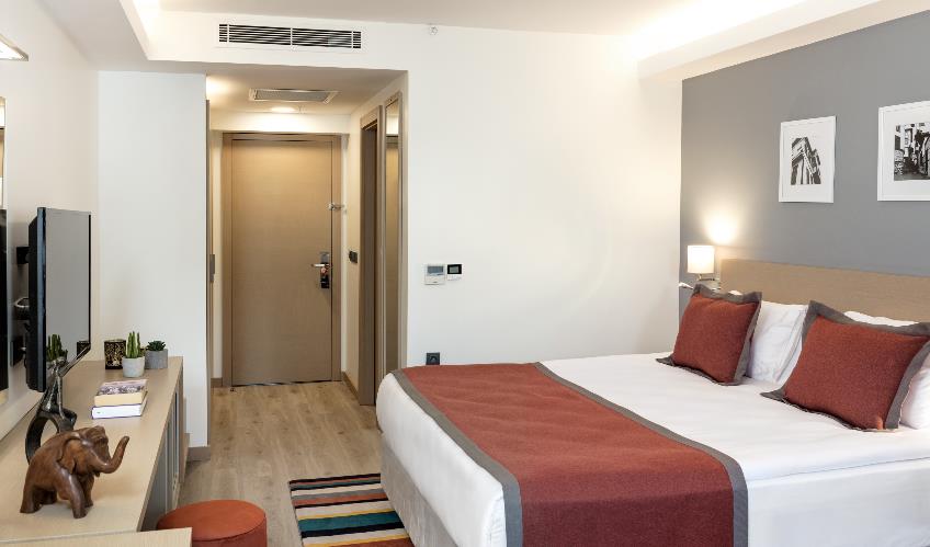 En fazla 2 yetişkin + 1 bebek (0-2 yaş) veya 1 yetişkin + 1 çocuk + 1 bebek (0-2 yaş).