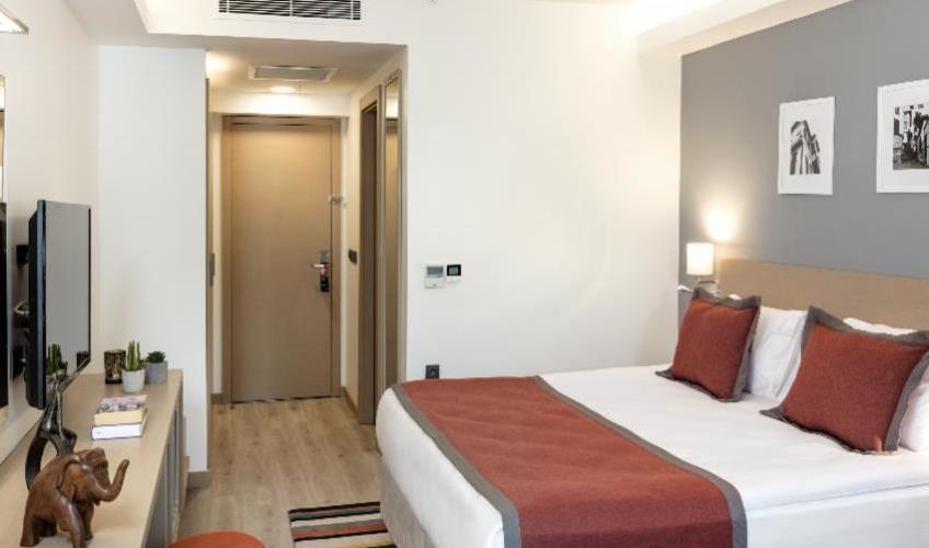 En fazla 2 yetişkin + 1 bebek (0-2 yaş) veya 1 yetişkin + 1 çocuk + 1 bebek (0-2 yaş).