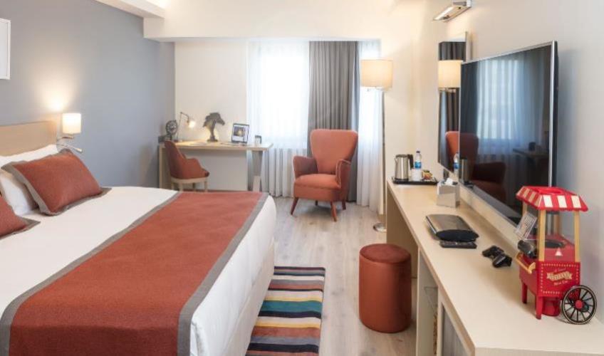 En fazla 2 yetişkin + 1 çocuk + 1 bebek (0-2 yaş) veya 1 yetişkin + 2 çocuk + 1 bebek (0-2 yaş).