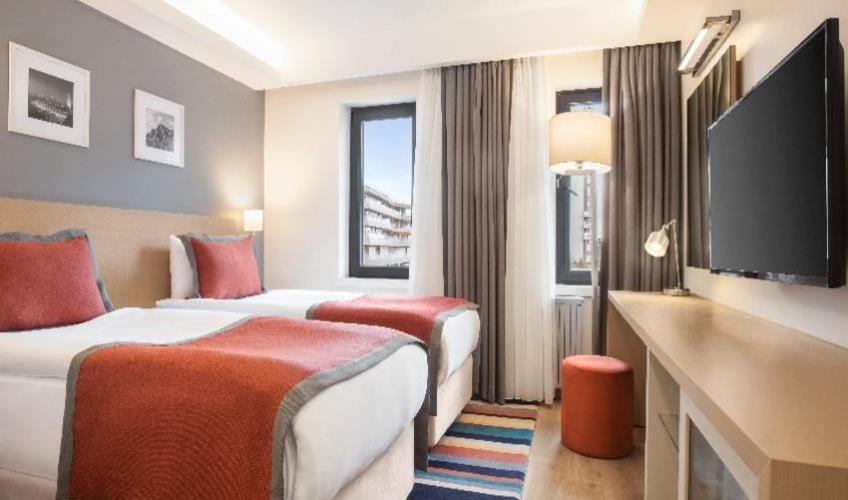 En fazla 2 yetişkin + 1 bebek (0-2 yaş) veya 1 yetişkin + 1 çocuk + 1 bebek (0-2 yaş).