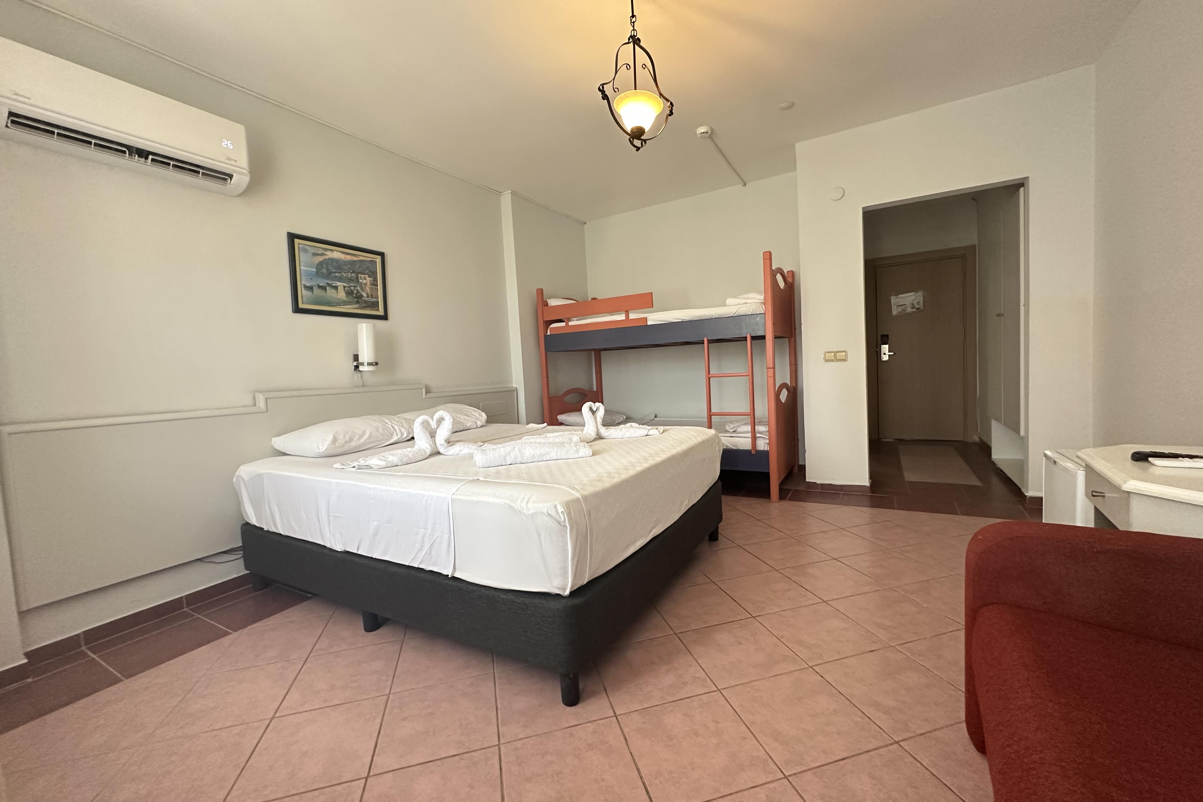 En az 2 yetişkin, En fazla 2 yetişkin + 2 çocuk.