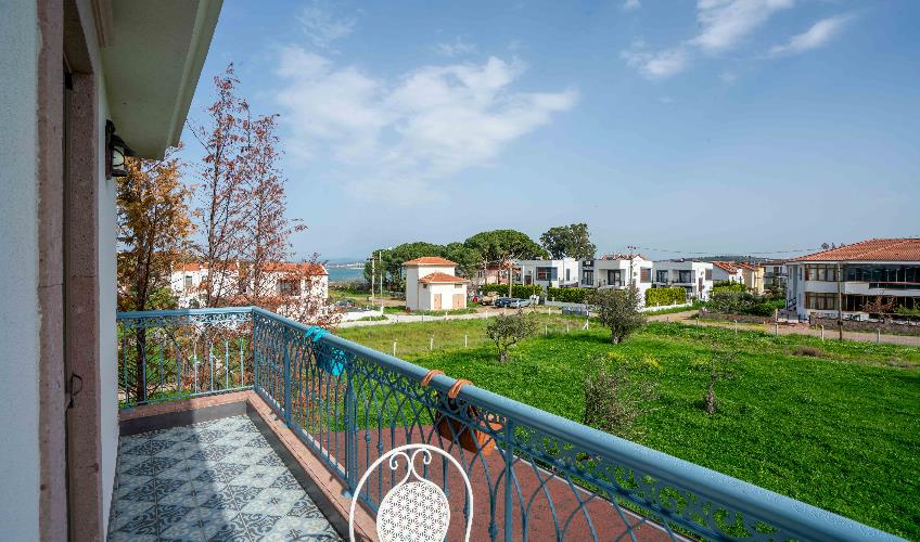 En fazla 4 yetişkin.