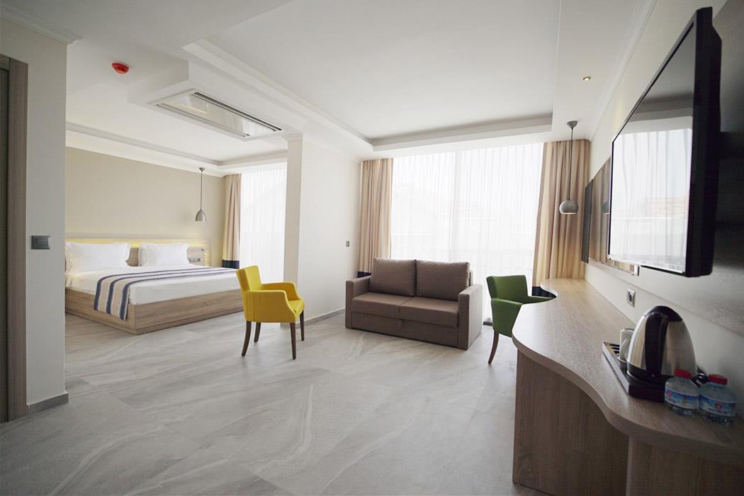 En fazla 3 yetişkin + 1 bebek (0-2 yaş) veya 2 yetişkin + 1 çocuk + 1 bebek (0-2 yaş).