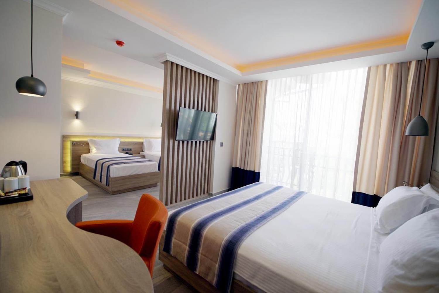 En az 2 yetişkin, En fazla 4 yetişkin veya 3 yetişkin + 1 çocuk.