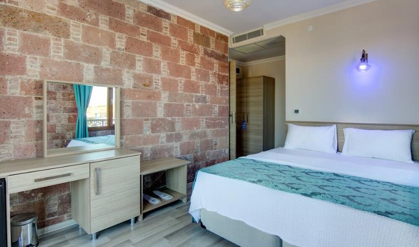 En fazla 3 yetişkin.