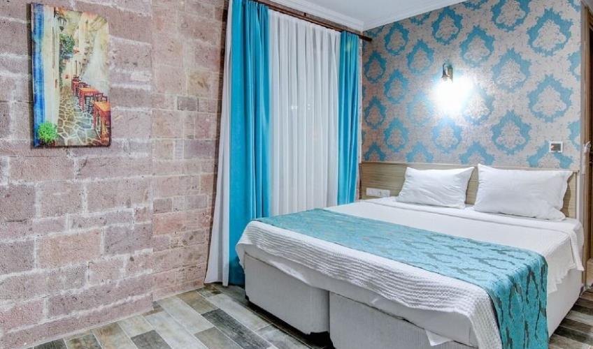 En fazla 3 yetişkin.