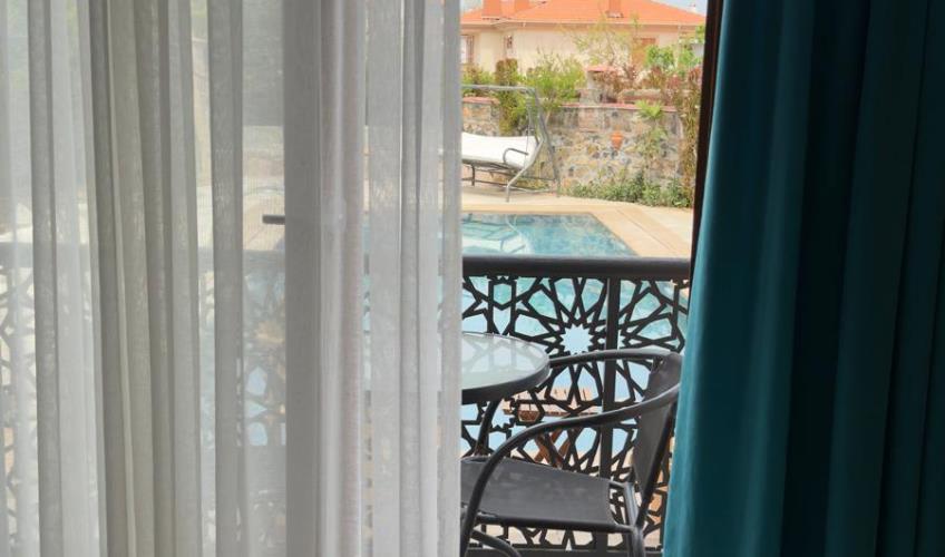 En fazla 3 yetişkin.