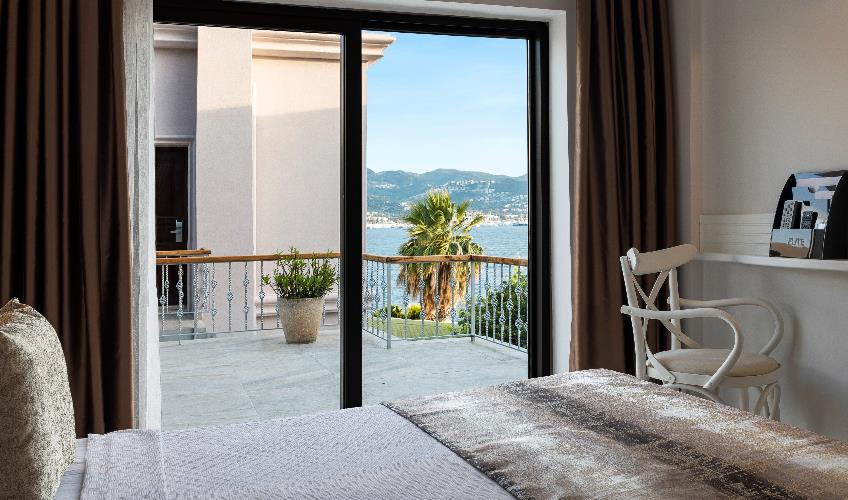 En fazla 4 yetişkin.