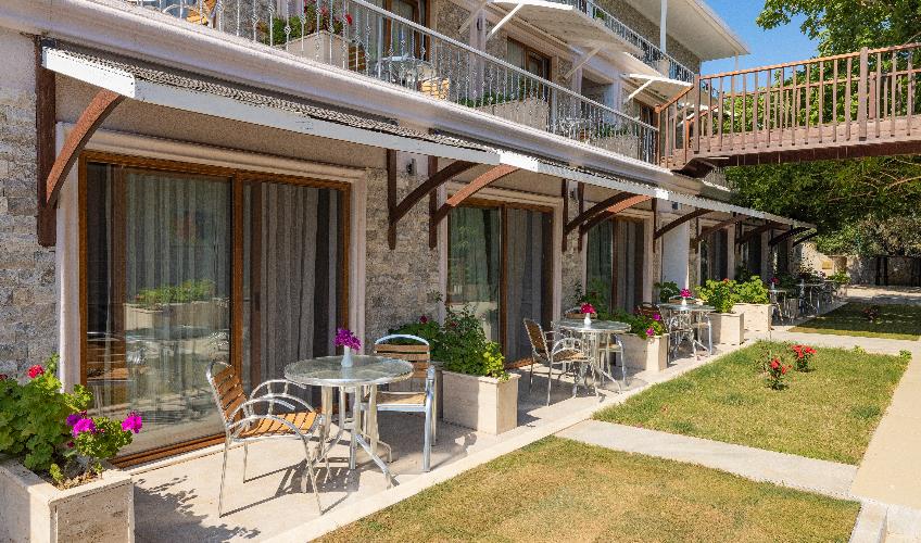 En fazla 4 yetişkin.