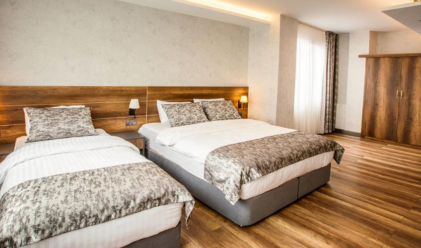 En fazla 3 yetişkin.