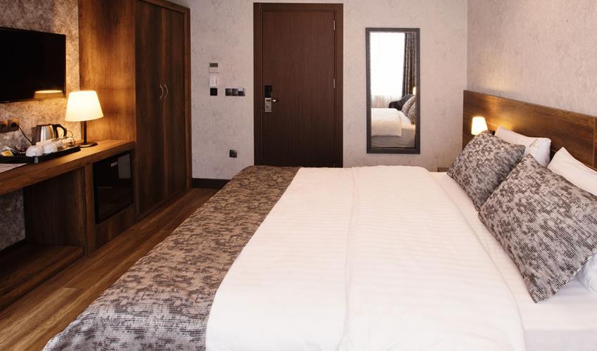 En fazla 2 yetişkin.