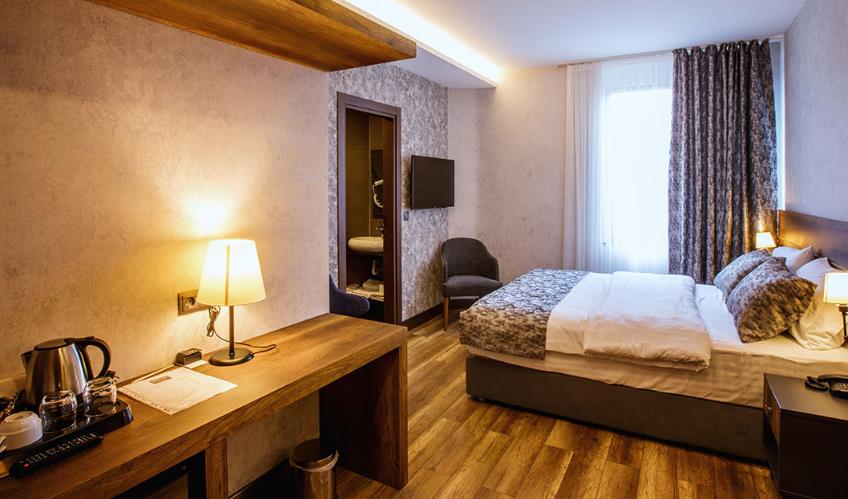 En fazla 2 yetişkin.