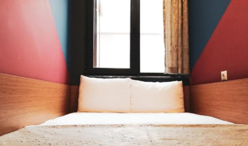 En fazla 2 yetişkin veya 1 yetişkin + 1 çocuk.