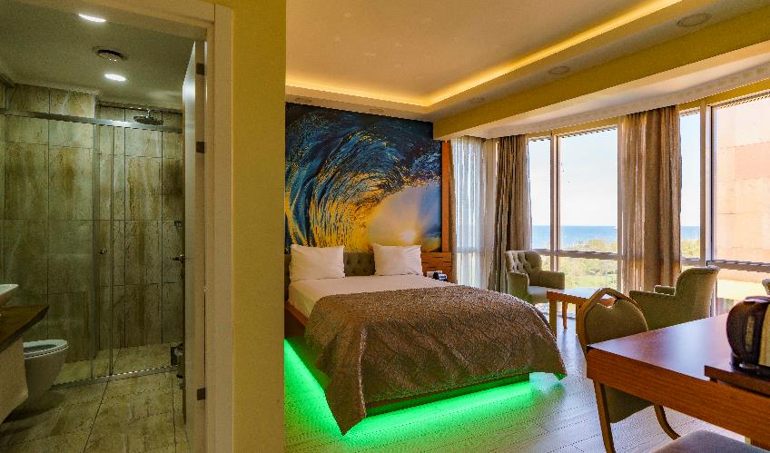 En fazla 4 yetişkin + 1 bebek (0-2 yaş).