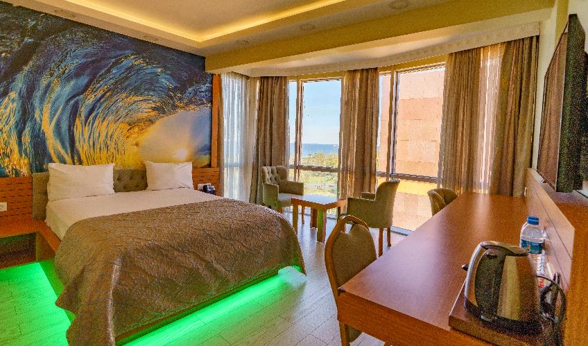 En fazla 2 yetişkin + 2 çocuk + 1 bebek (0-2 yaş) veya 1 yetişkin + 2 çocuk + 1 bebek (0-2 yaş).