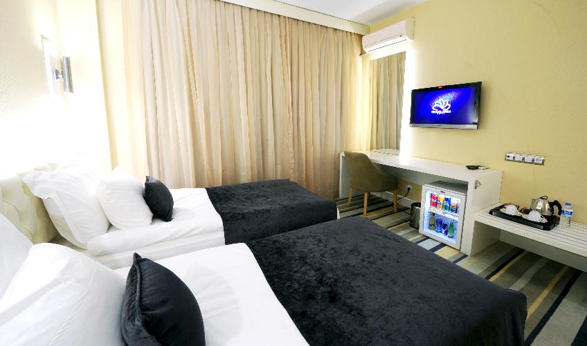 En fazla 2 yetişkin + 1 bebek (0-2 yaş).